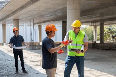 İnşaat alanında birlikte çalışan kendine güvenen bir mimar ekibi. Yeni bir başlangıç projesi hakkında tartışıyorlar. Mimar mühendisle proje hakkında konuştu. Mimari konsept.