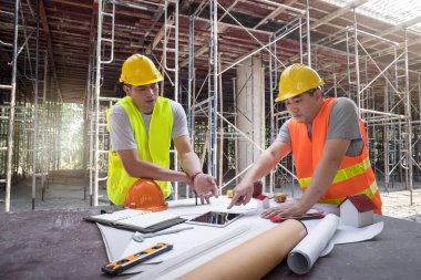 İnşaat alanında birlikte çalışan kendine güvenen bir mimar ekibi. Yeni bir başlangıç projesi hakkında tartışıyorlar. Mimar mühendisle proje hakkında konuştu. Mimari konsept.