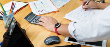 Mali işadamı muhasebe hesapları maliyet bütçesini hesaplıyor. Yatırım ve tasarruf kavramı.