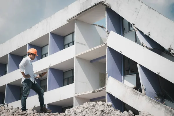 Ingeniero Sosteniendo Portátil Está Comprobando Destrucción Demoliendo Edificio — Foto de Stock