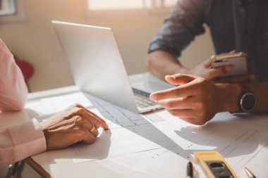 Ofiste birlikte çalışan kendine güvenen bir mimar ekibi. Sonra da masa başında yeni bir başlangıç projesi hakkında tartışıyorlar. Mimar, mühendisle ofisteki proje, mimari konsept hakkında görüştü.