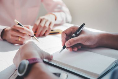 Ofiste birlikte çalışan kendine güvenen bir mimar ekibi. Sonra da masa başında yeni bir başlangıç projesi hakkında tartışıyorlar. Mimar, mühendisle ofisteki proje, mimari konsept hakkında görüştü.