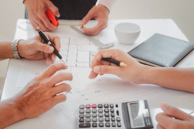 Ofiste birlikte çalışan kendine güvenen bir mimar ekibi. Sonra da masa başında yeni bir başlangıç projesi hakkında tartışıyorlar. Mimar, mühendisle ofisteki proje, mimari konsept hakkında görüştü.