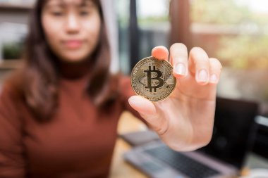 Altın Bitcoin (kripto para) iş kadınının elinde. Yeni Sanal Para Konsepti