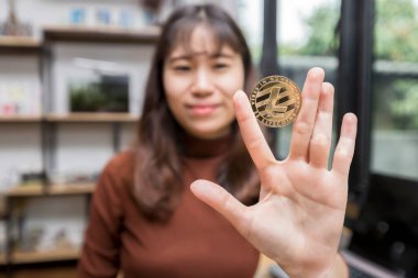 Altın Litecoin (kripto para birimi) iş kadınının elinde. Yeni Sanal Para Konsepti