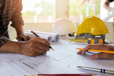 Taslak, mimari konsept üzerine yazan bir mimar veya mühendis