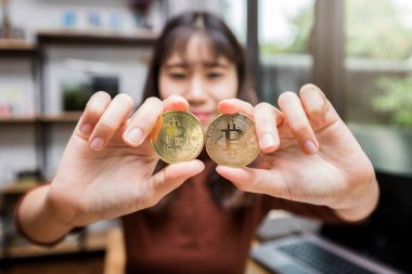 Altın Bitcoin (kripto para) iş kadınının elinde. Yeni Sanal Para Konsepti