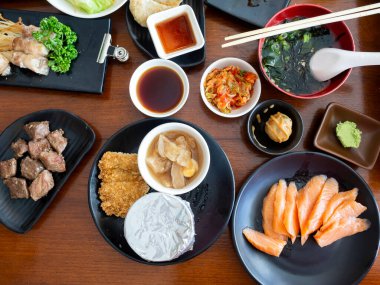 Çeşitli Japon yemekleriyle birlikte büyük bir yemek.