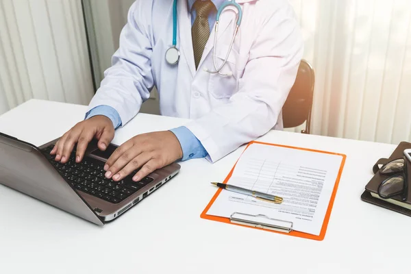 Médico Sentado Mesa Perto Janela Hospital Digitando Computador Portátil — Fotografia de Stock