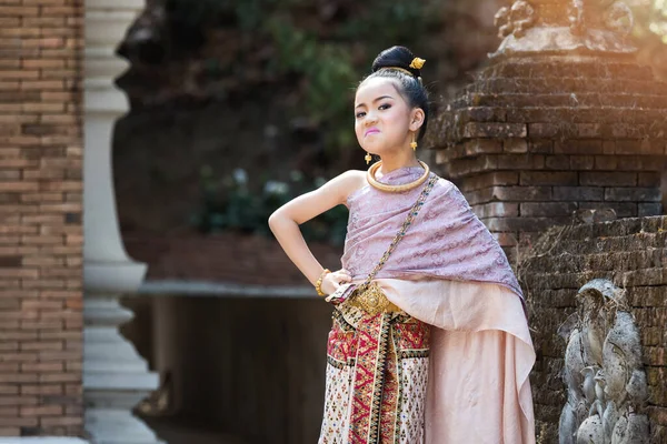 穿着泰式传统服装的泰国女孩心情不好的特写镜头 — 图库照片
