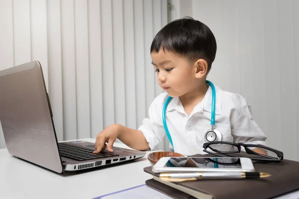 Маленький Мальчик Медицинском Мундире Ноутбуком Столе — стоковое фото