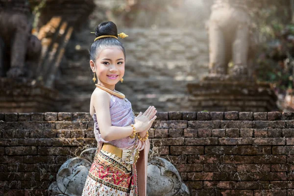 Κοντινό Πλάνο Του Χαριτωμένο Κορίτσι Της Ταϊλάνδης Φορώντας Ταϊλανδέζικα Παραδοσιακά — Φωτογραφία Αρχείου
