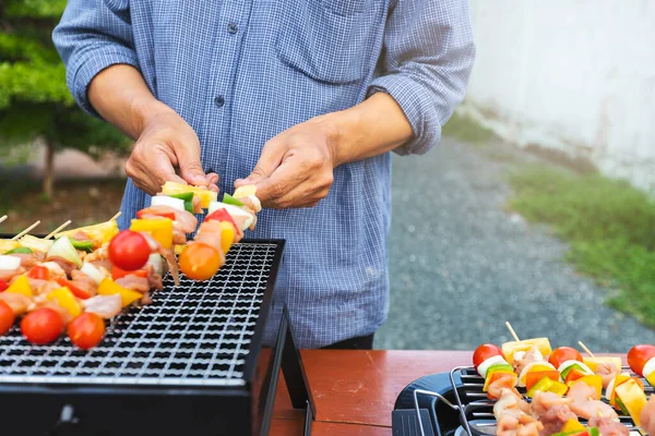 Sobanın Üzerinde Sebzelerle Çeşit Çeşit Lezzetli Barbekü — Stok fotoğraf