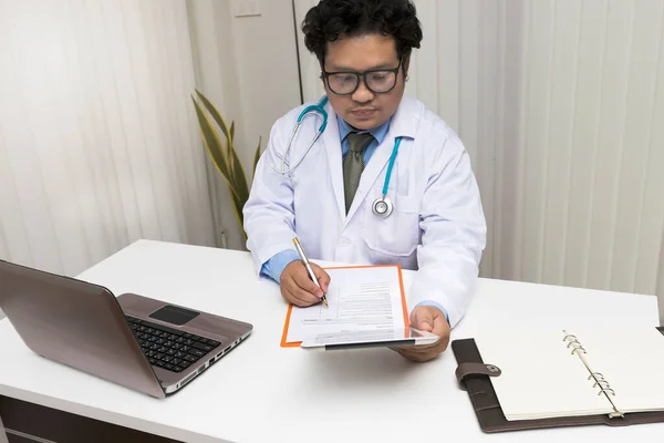 Medico Scrivendo Sul Grafico Tenendo Tablet Concetto Sanitario Medico — Foto Stock