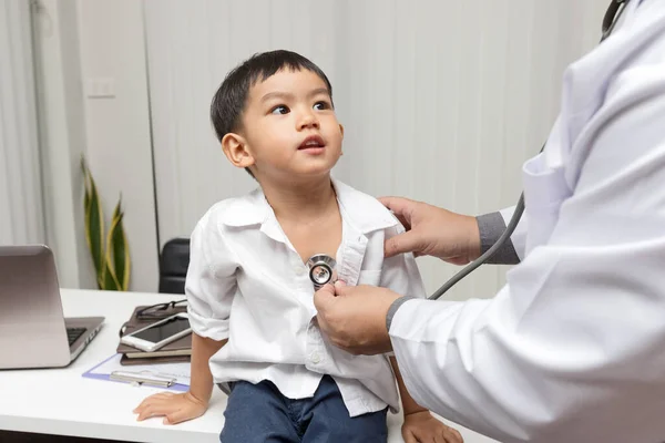 Pédiatre Diagnostique Petit Patient Avec Stéthoscope — Photo