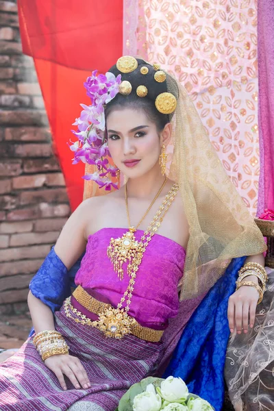 Mulher Tailandesa Bonita Vestindo Roupas Tradicionais Tailandesas — Fotografia de Stock