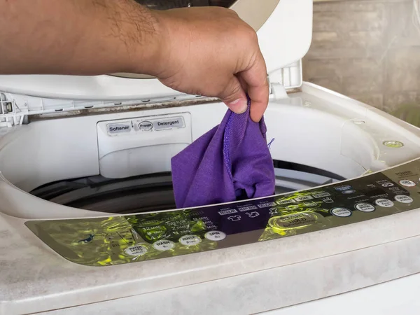 Bir Adam Kirli Çamaşırları Çamaşır Makinesine Dolduruyor — Stok fotoğraf