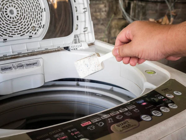 Homme Versant Détergent Lessive Poudre Laver Dans Machine Laver — Photo