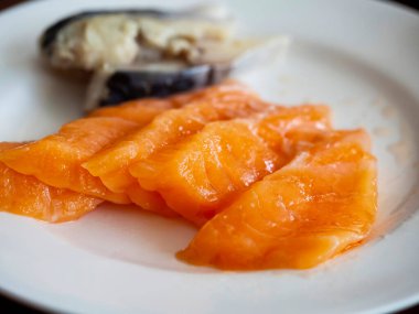 Beyaz tabakta çiğ somon balığı, Japon yemeği..