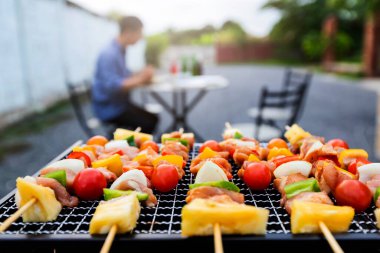 Sobanın üzerinde et ve sebzelerle çeşit çeşit lezzetli barbekü.