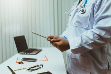 Masada tablet bilgisayarla çalışan bir doktor. Teknoloji ve tıbbi konsept.