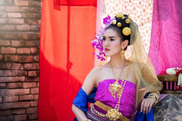 Mulher Tailandesa Bonita Vestindo Roupas Tradicionais Tailandesas — Fotografia de Stock