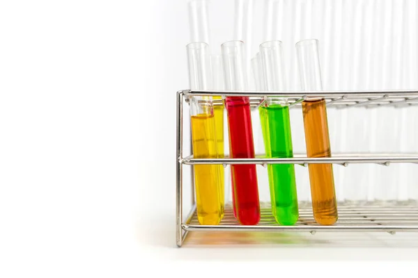 Sta Met Reageerbuizen Geïsoleerd Wit Verschillende Chemische Oplossingen Kolf Glaswerk — Stockfoto