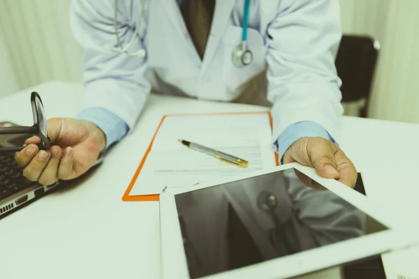 Doutor Trabalhando Com Tablet Computador Mesa Tecnologia Conceito Médico — Fotografia de Stock