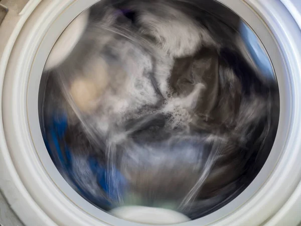 Toppbelastning Tvättmaskin Tvättar Tvätt Intern Över Tvättmaskin Trumma Tvätt Ovanifrån — Stockfoto