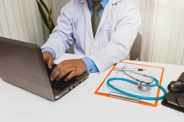 Médico Sentado Mesa Perto Janela Hospital Digitando Computador Portátil — Fotografia de Stock