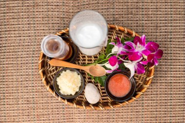 Cilt bakım ürünleri. Deniz tuzu, kozmetik vücut ovma sepetinde süt.