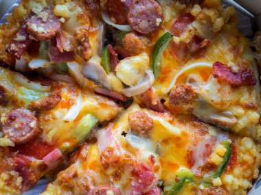 Pizza 'nın karton bir kutuda üst görüntüsü.