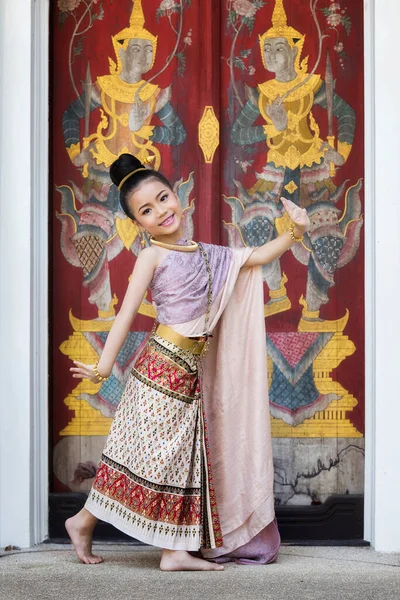 Cute Thai Girl Wearing Thai Traditional Clothing She Posing Traditional — Φωτογραφία Αρχείου