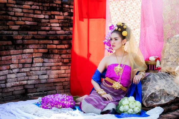 Piękna Tajka Kobieta Tajskiej Tradycyjnej Odzieży — Zdjęcie stockowe