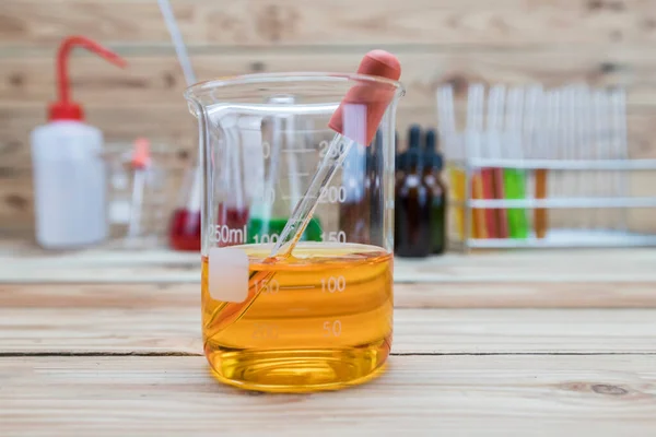 Pieker Fles Verschillende Chemische Oplossingen Kolf Glaswerk Voor Laboratoria — Stockfoto