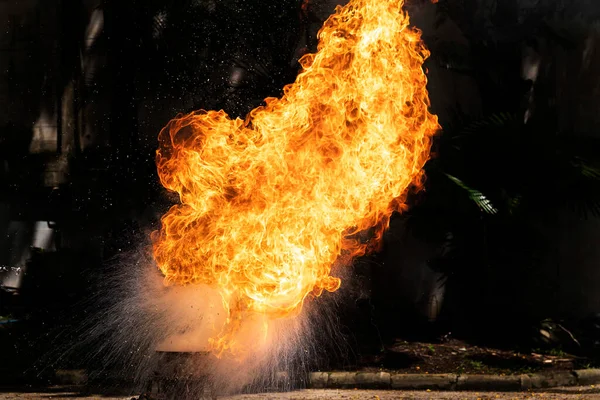 Flammen Verursacht Durch Die Explosion Des Öls Demonstration Von Wasser — Stockfoto