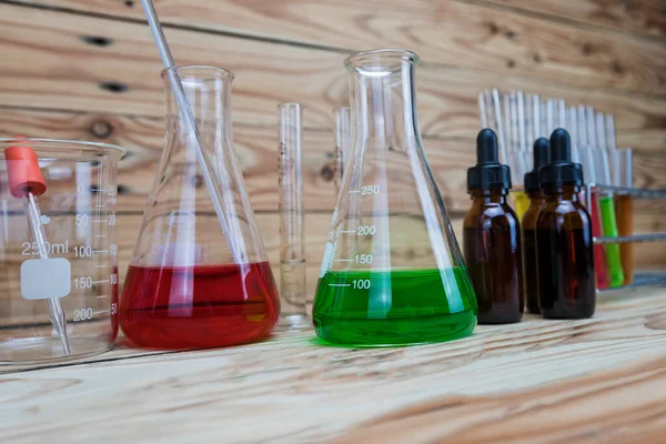 Pieker Fles Verschillende Chemische Oplossingen Kolf Glaswerk Voor Laboratoria — Stockfoto