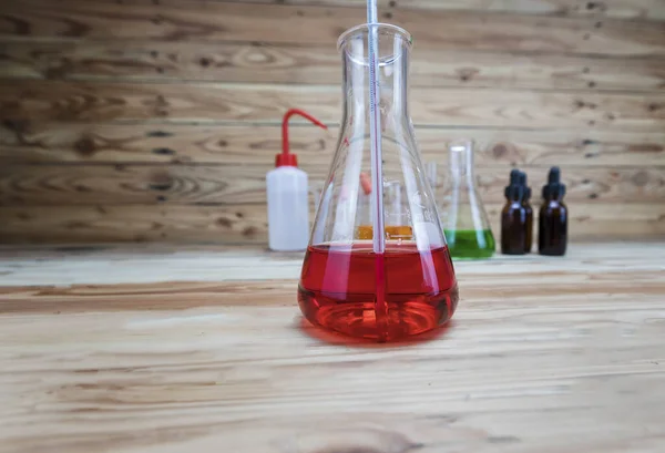 Pieker Fles Verschillende Chemische Oplossingen Kolf Glaswerk Voor Laboratoria — Stockfoto