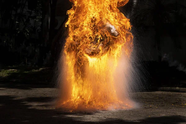 Flammen Verursacht Durch Die Explosion Des Öls Demonstration Von Wasser — Stockfoto