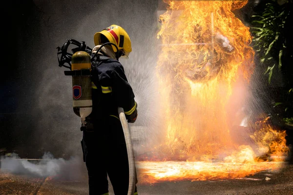 Bombeiros Com Extintor Pulverizando Água Alta Pressão Para Combater Chama — Fotografia de Stock