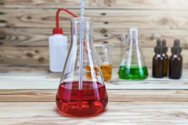 Pieker Fles Verschillende Chemische Oplossingen Kolf Glaswerk Voor Laboratoria — Stockfoto