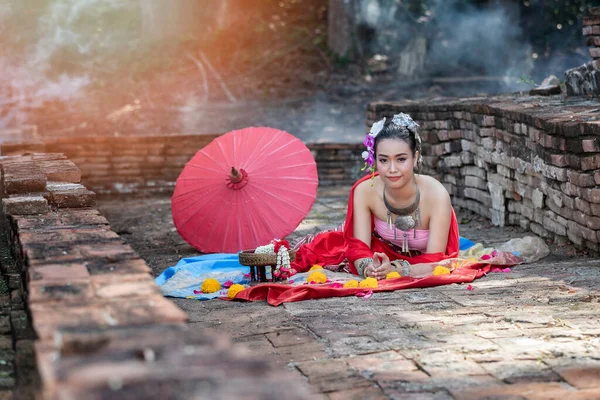 Beautiful Thai Woman Wearing Thai Traditional Clothing Red Umbrella Crouching — Stock Photo, Image