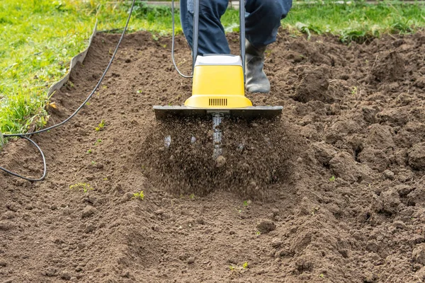 Allentare Terreno Nei Lettini Giardino Con Coltivatore Elettrico Portatile — Foto Stock