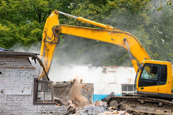 Gran Excavadora Amarilla Potente Destruye Antiguo Edificio Industrial Imagen De Stock