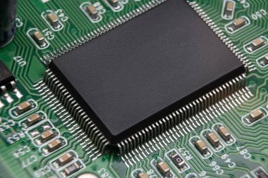 Elektronik panonun detayları. SMD bileşenleri ve çipi olan elektronik devre kartına yakın çekim