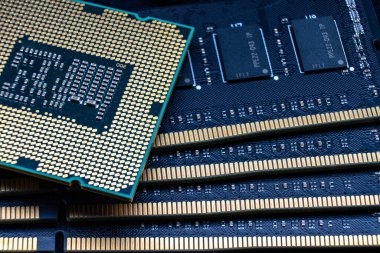 DDR DIMM RAM modüllerinin arka planına karşı güçlü işlemci. Bilgisayar güncelleme kiti.