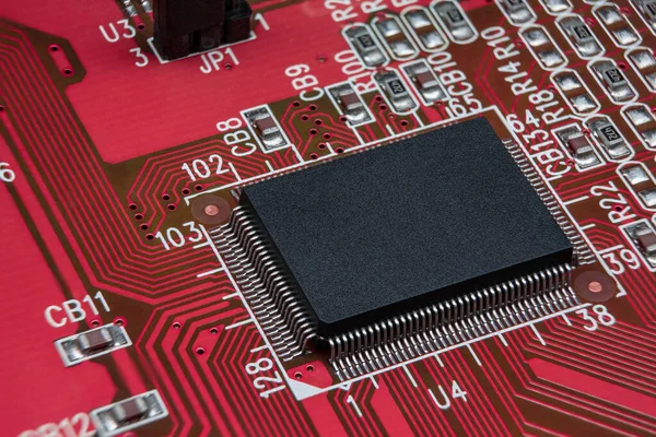 红色电子仪表板的细节 带有Smd组件和芯片的电子电路板的特写 — 图库照片