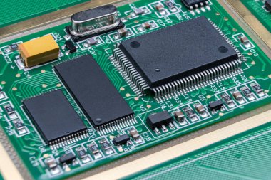 Elektronik panonun detayları. SMD bileşenleri ve çipleri olan elektronik devre kartına yakın çekim