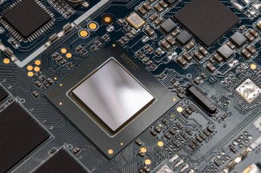 Elektronik bilgisayar panosunun detayları. Çip seti, mikroçip ve SMD bileşenleriyle elektronik devre kartının yakın plan görüntüsü