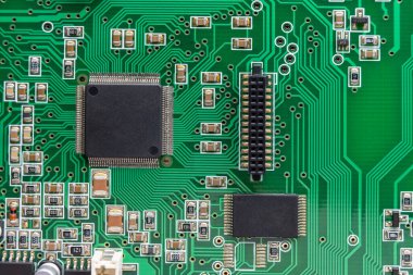 Mikroçipli, denetleyicili, konnektörlü ve smd bileşenli elektronik devre kartının üst görünümü